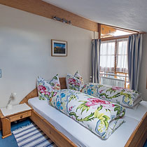 schlafzimmer ferienwohnung bergpanorama in krün