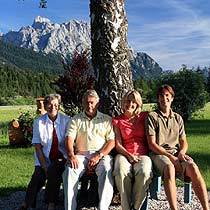familie schmidt im garten des hauses bergpanorama in krün